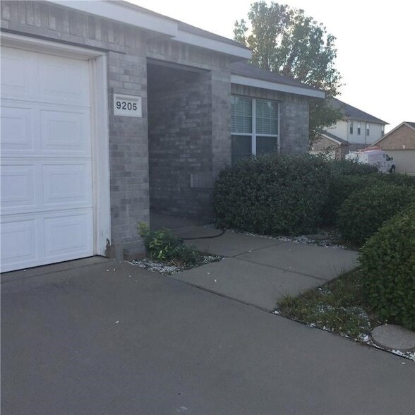 Building Photo - 9205 Lenox Dr