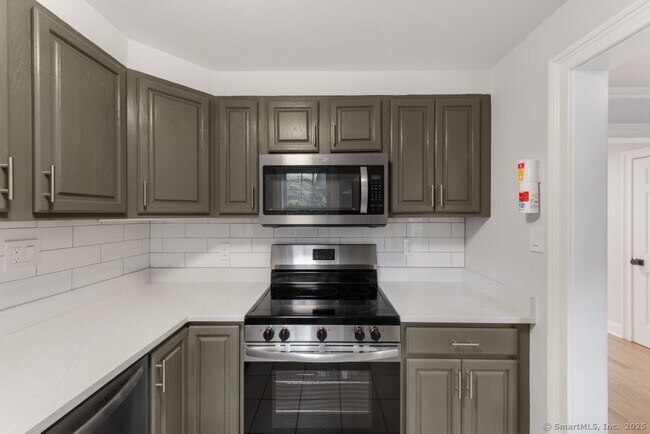 Building Photo - 10 Clarmore Dr