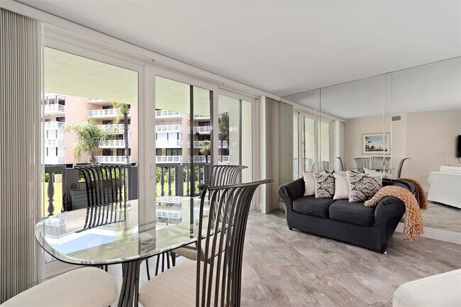 Building Photo - 6500 Sunset Way