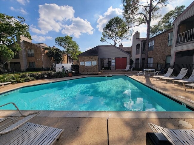 Building Photo - 2025 Augusta Dr