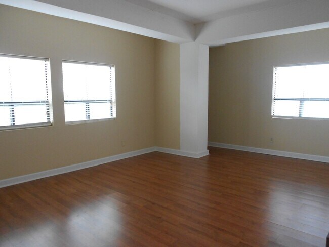 Building Photo - Cozy 2 Bedroom Apartment - Walk to UGA Cam...