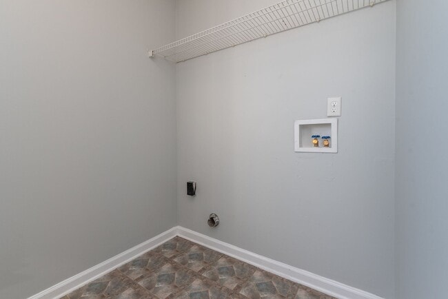 Building Photo - Delightful Pepperidge Home with Fireplace & Large Backyard