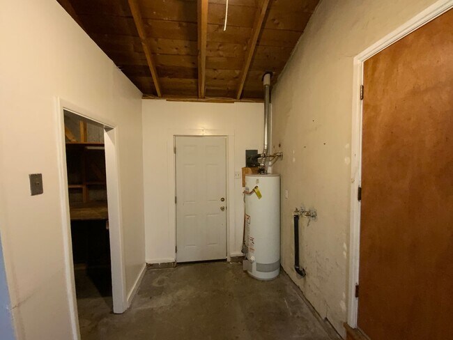 Building Photo - 3 Bedroom Single Story Home Available Near...