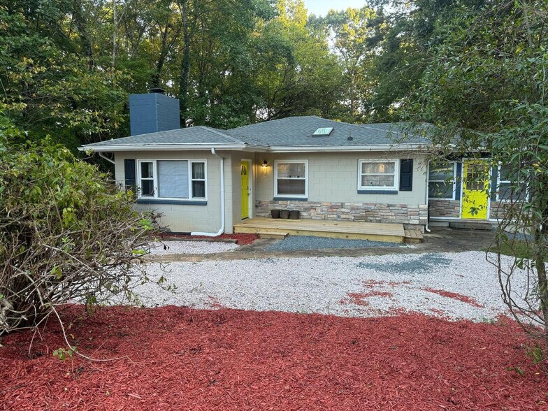 Building Photo - 1305 Lynn Rd