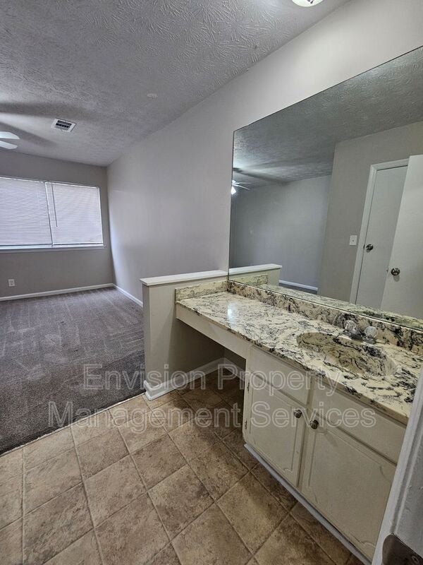 Building Photo - 8577 Pineview Ln