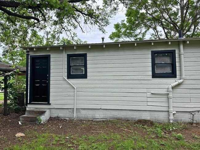 Building Photo - 902 Flood St