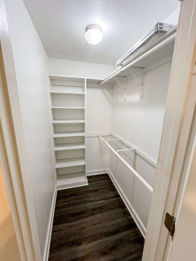 Building Photo - Adorable, Renovated 3/1 House with a Large Metal Shop