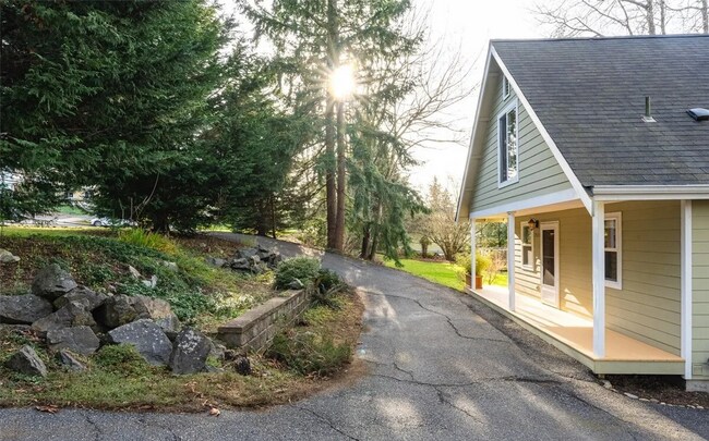 Building Photo - Short Term Lease Only, Charming 3 Bed, 1.5 Bath with Big Yard