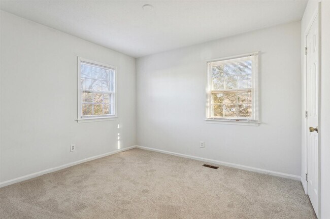 Building Photo - 3BR 2.5 BA Mid-Town Newport News