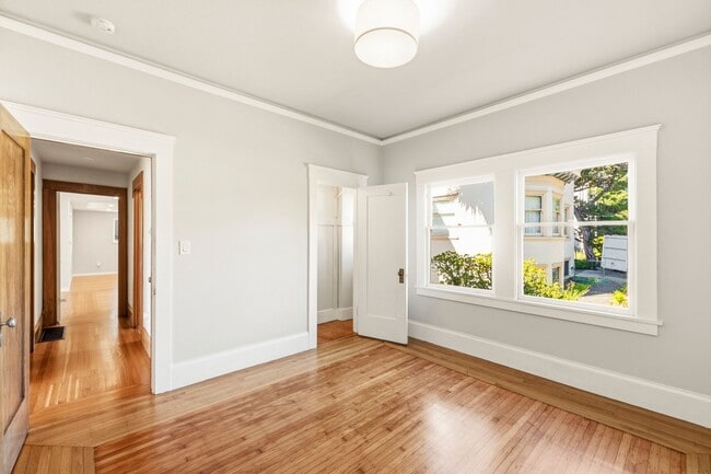 Building Photo - Classic 3bed/2bath Home Near Lake Merritt with Fresh Updates
