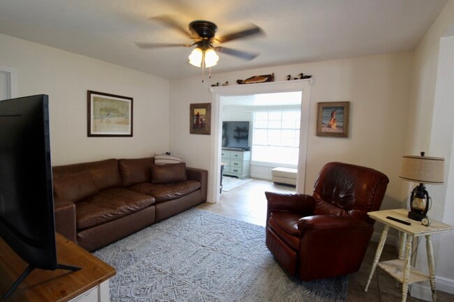 Building Photo - 1139 N Bayshore Dr