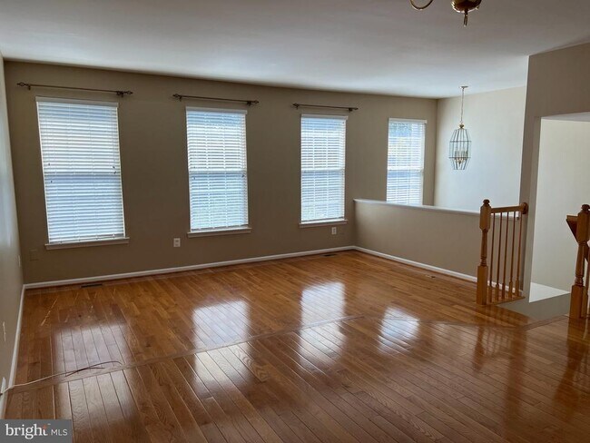 Building Photo - 8818 Royal Doulton Ln