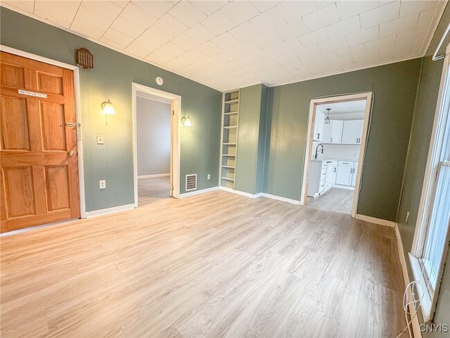 Building Photo - 10 Beach Ave