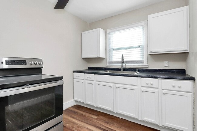 Building Photo - Cozy 2 Bedroom Home in Oakhurst!