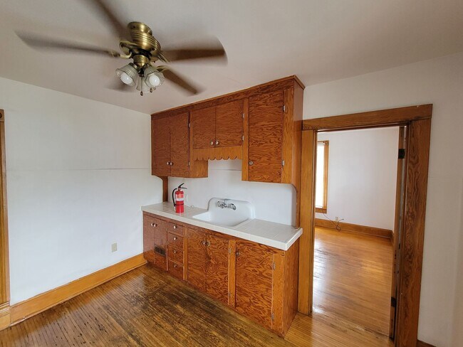 Building Photo - 5 Bedroom House in Cedar Falls