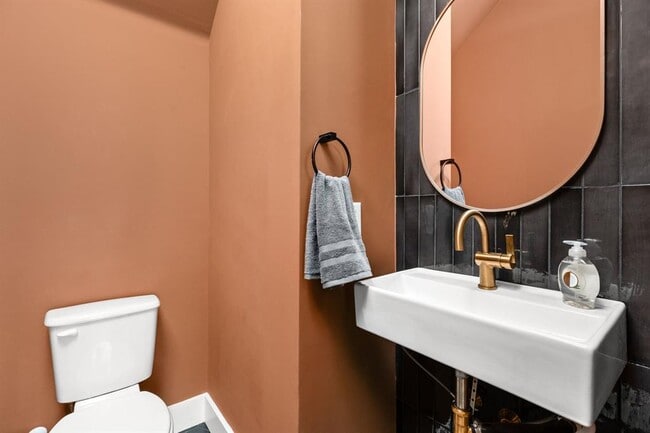 Building Photo - 1402 Summit St