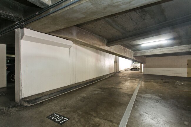 Building Photo - Fully Furnished One Bedroom Unit, Centrally located to Busline, Shopping and Grocery Store