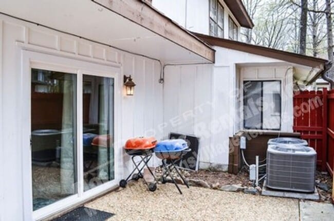 Building Photo - Two-Level Townhome in DeSoto Courts