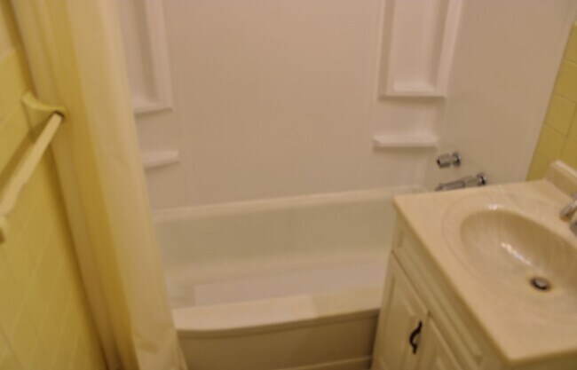 Building Photo - 4 bedroom/1 Bath Single Home!