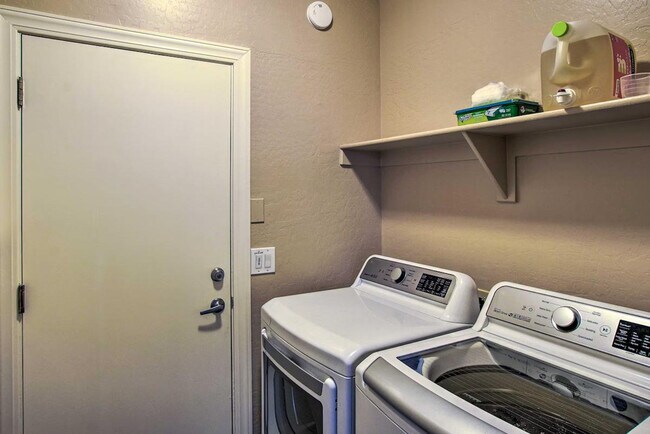 Building Photo - 3055 N Red Mountain