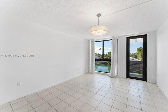 Building Photo - 9800 W Bay Harbor Dr