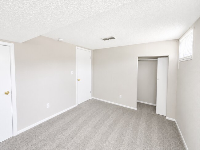 Building Photo - Spacious 3 Bed, 2 Bath Split-Level Duplex with Garage in Lee's Summit!