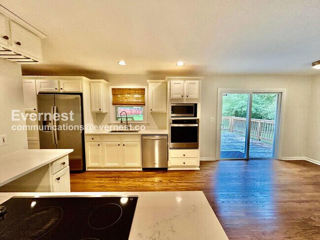 Building Photo - 210 Pinetree Cir