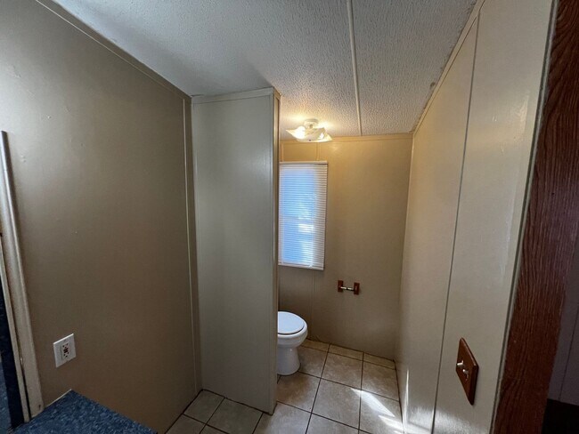Building Photo - 3 Bedroom-2Bath located near CAFB