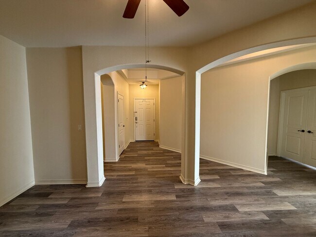 Building Photo - Beautiful Bradley Square Single Story Home With Easy Access to Shopping/101 Frwy