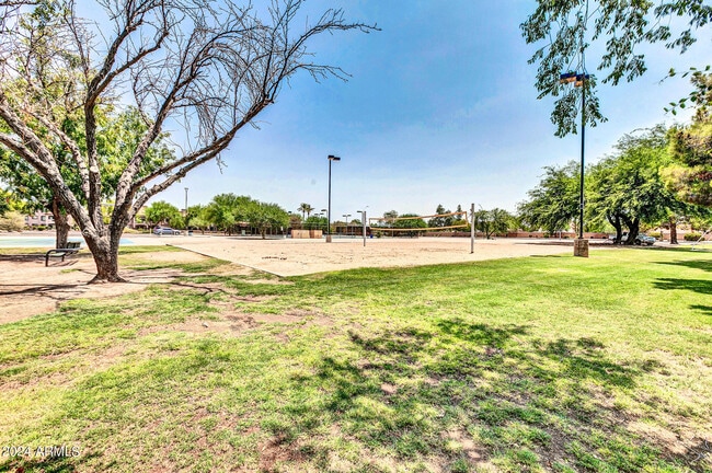 Building Photo - 8889 E Meadow Hill Dr