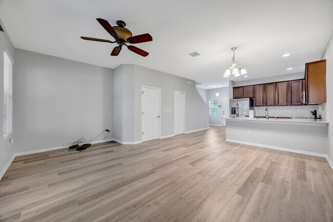 Building Photo - 3 Bedroom 2 Bathroom Townhouse