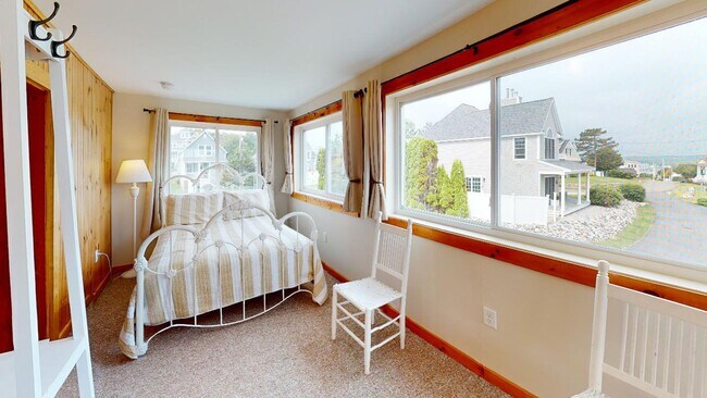 Building Photo - Winter Rental Only. Single Family Available: September 1 to April 30th - May 15th