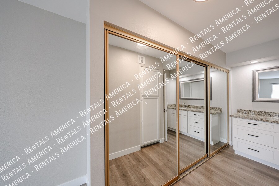 Building Photo - 700 E Mesquite Cir