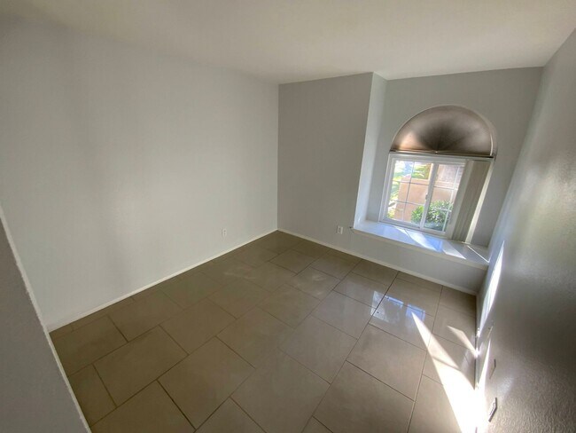 Building Photo - Resort Style 3 Bedroom Condo Located near UNLV, Airport and Strip