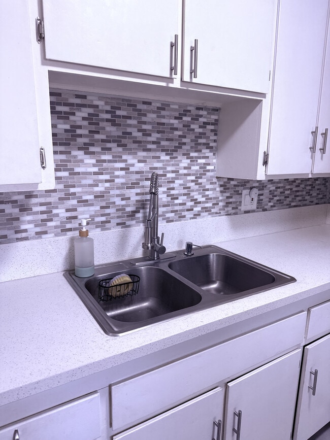 Kitchen - 4700 Clair del Ave