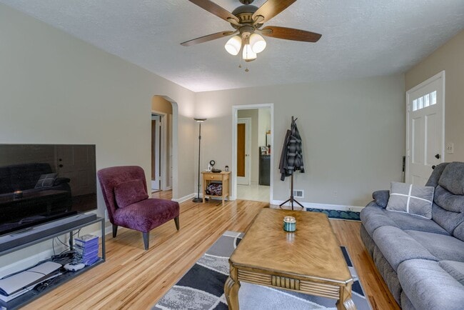 Building Photo - Charming 2 Bedroom With Spacious Living In...