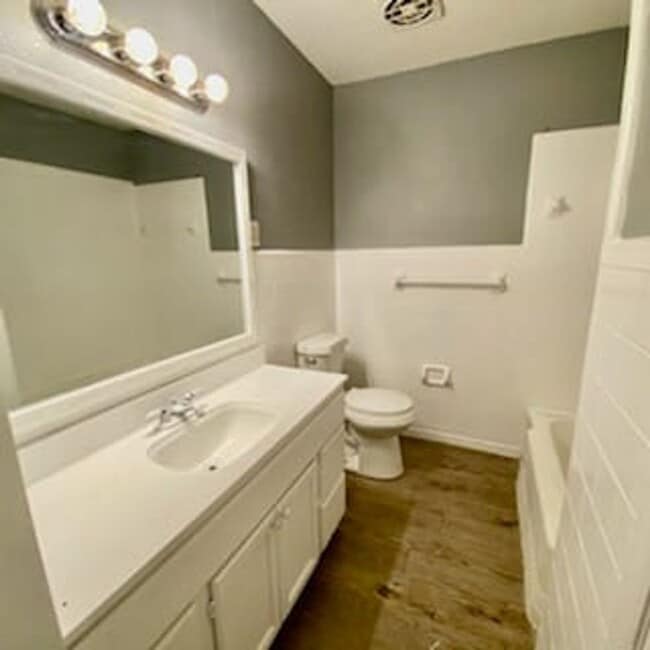 Building Photo - 1712 42nd St