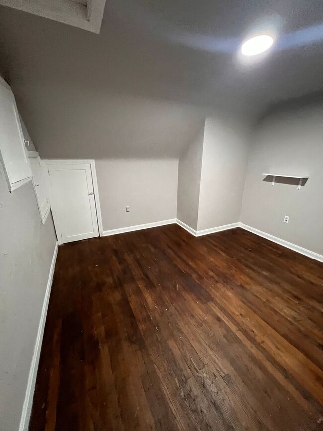 Building Photo - Section 8 Accepted: Affordable 4 Bed, 1 Ba...