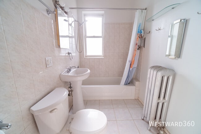 Building Photo - 3555 W Sunnyside Ave