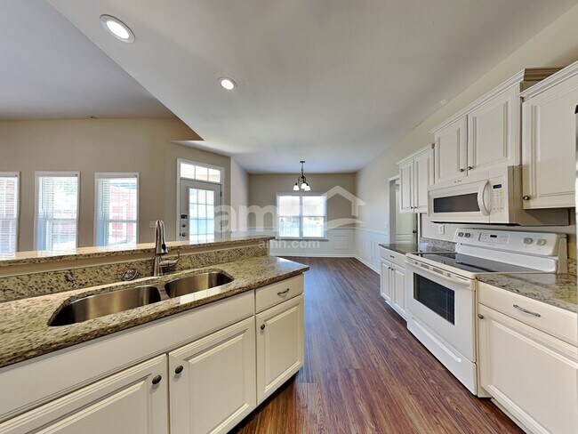 Building Photo - 4002 Greentree Ct