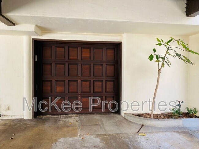 Building Photo - 8668 Villa La Jolla Dr