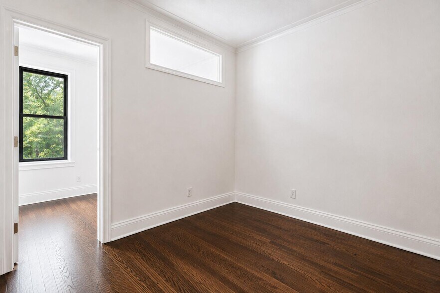 Building Photo - 156 E 85th St