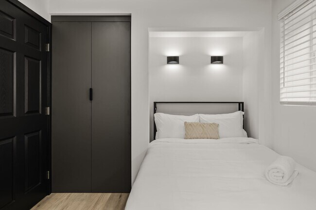 Building Photo - A 5 bedroom, 4 bathroom Fully Furnished Apartment at 1515 1/2 Selby Ave.