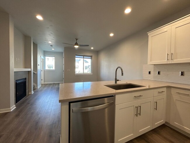 Building Photo - Modern 3 Bed, 2.5 Bath Townhouse for Rent!