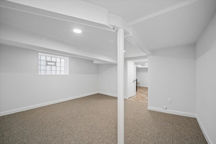 Building Photo - 6759 N Oshkosh Ave