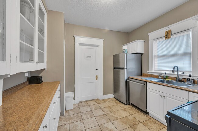 Building Photo - 118 Cottage Ave