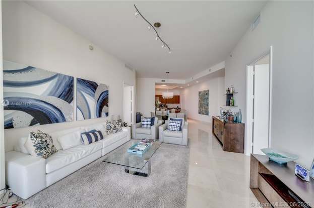 Building Photo - 15811 Collins Ave