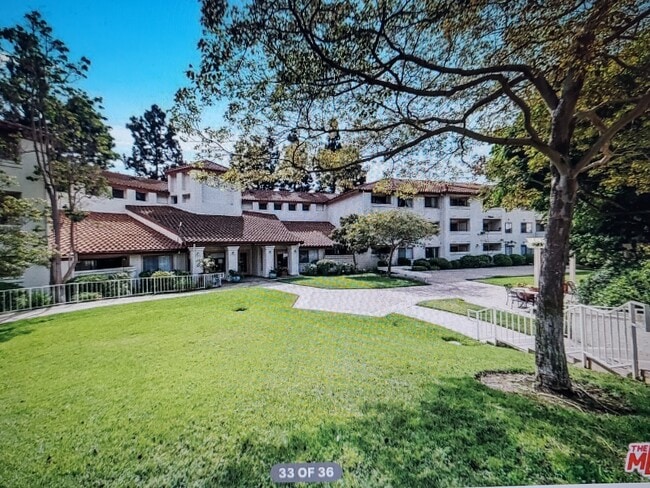 Building Photo - 501 Palisades Dr