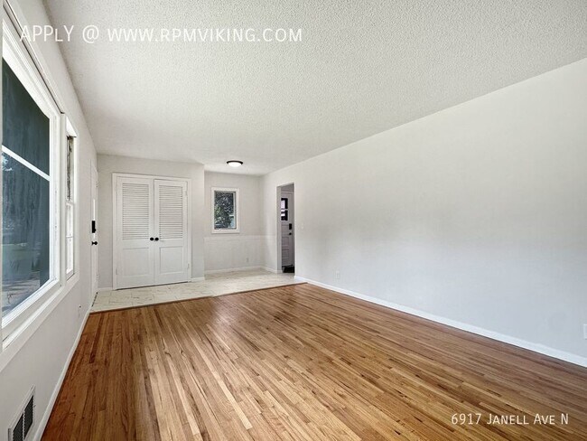 Building Photo - 4br 2ba 2cg ~ Security Deposit Free Altern...
