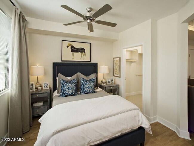 Building Photo - 7100 E Lincoln Dr